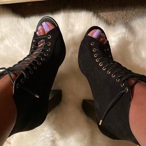 Booties black suede!!